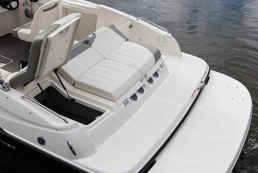 Bayliner 215 Deck Boat